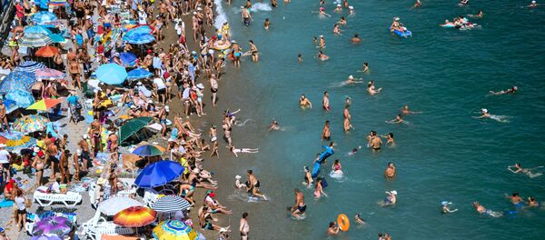 Отдыхающие на пляже  - Sputnik Узбекистан