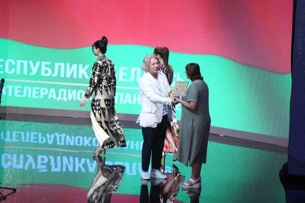 Награждение участницы из Беларуси на фестивале ТЭФИ-Содружество - Sputnik Узбекистан