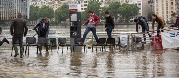 Молодые люди преодолевают наводнение - Sputnik Узбекистан