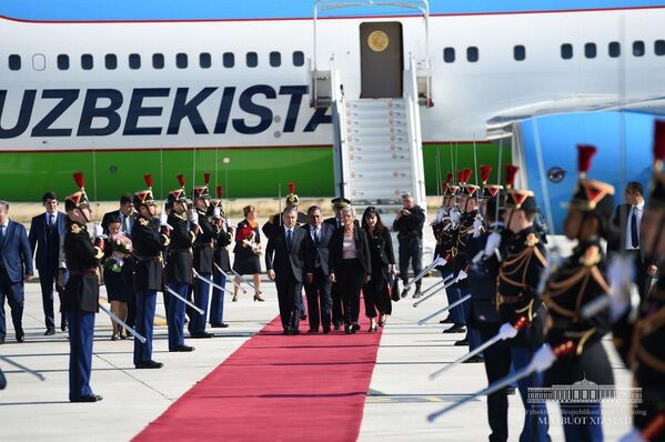 Президент Узбекистана Шавкат Мирзиёев прибыл во Францию - Sputnik Узбекистан
