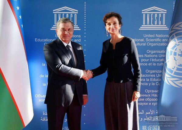 Президент Узбекистана Шавкат Мирзиёев и гендиректор ЮНЕСКО Одри Азуле - Sputnik Узбекистан
