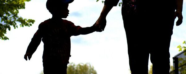 Женщина держит за руку ребенка - Sputnik Ўзбекистон