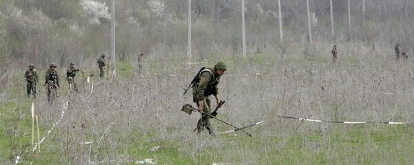 Военнослужащие проводят разминирование территории  Военнослужащие проводят разминирование территории  - Sputnik Ўзбекистон
