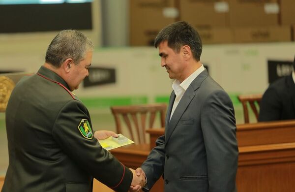 Трое участников Азиады получили погоны лейтенантов из рук министра обороны - Sputnik Узбекистан