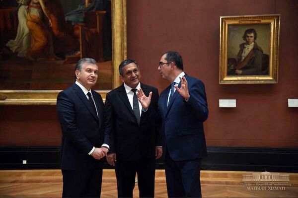 Президент Узбекистана Шавкат Мирзиёев посетил музей Лувр - Sputnik Узбекистан