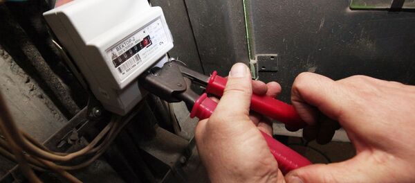 Электрик устанавливает электросчетчик Электрик устанавливает электросчетчик - Sputnik Узбекистан