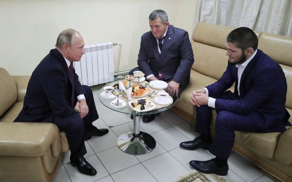 В 2019 году глава России Владимир Путин провел встречу с Хабибом и поздравил с победами. - Sputnik Узбекистан
