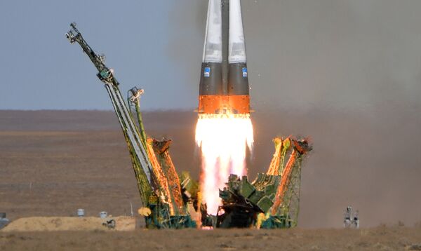 Старт ракеты-носителя Союз-ФГ с пилотируемым кораблем Союз МС-10 - Sputnik Узбекистан