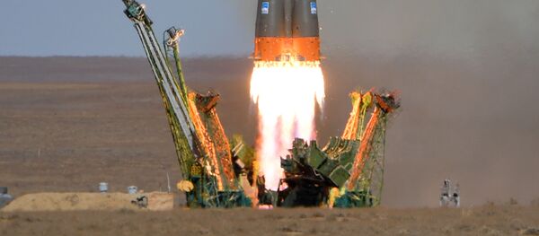 Старт ракеты-носителя Союз-ФГ с пилотируемым кораблем Союз МС-10 Старт ракеты-носителя Союз-ФГ с пилотируемым кораблем Союз МС-10 - Sputnik Узбекистан