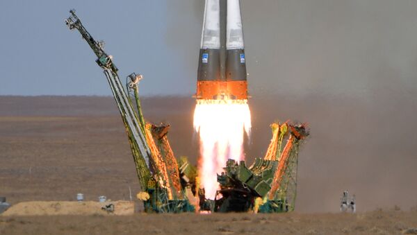 Старт ракеты-носителя Союз-ФГ с пилотируемым кораблем Союз МС-10 - Sputnik Узбекистан