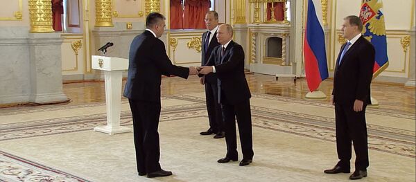Владимир Путин принял верительные грамоты у посла Узбекистана в РФ Ботиржона Асадова Владимир Путин принял верительные грамоты у посла Узбекистана в РФ Ботиржона Асадова - Sputnik Ўзбекистон