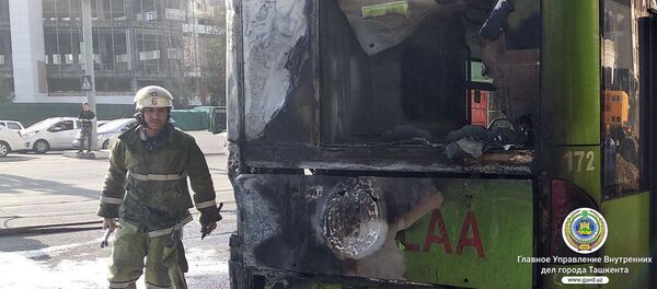 Сгоревший автобус Mercedes-Benz Low Floor - Sputnik Узбекистан