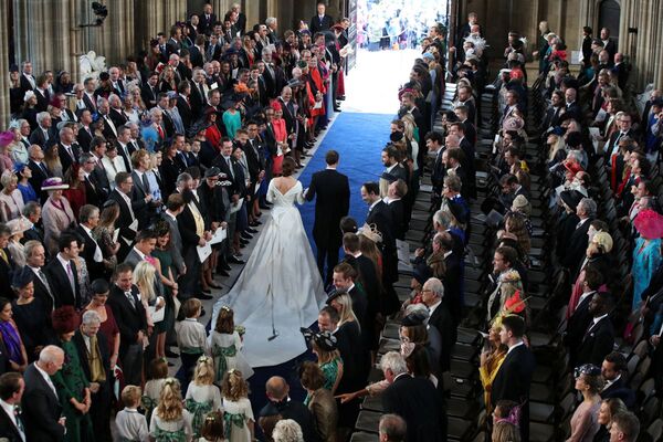 Свадьба внучки королевы Англии Евгения выходит замуж - Sputnik Узбекистан