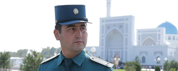 Сотрудник правоохранительных органов на фоне мечети Сотрудник правоохранительных органов на фоне мечети - Sputnik Ўзбекистон