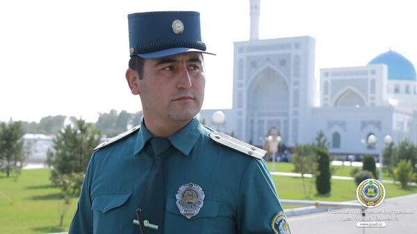 Сотрудник правоохранительных органов на фоне мечети - Sputnik Узбекистан