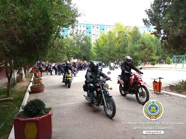 Ташкентские байкеры рассказали школьникам о правилах дорожного движения Ташкентские байкеры рассказали школьникам о правилах дорожного движения - Sputnik Узбекистан