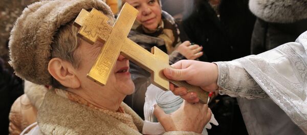 Прихожане во время освящения воды  - Sputnik Узбекистан