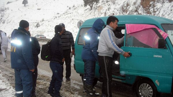 На перевале Камчик оказана помощь молодым спортсменам - Sputnik Узбекистан