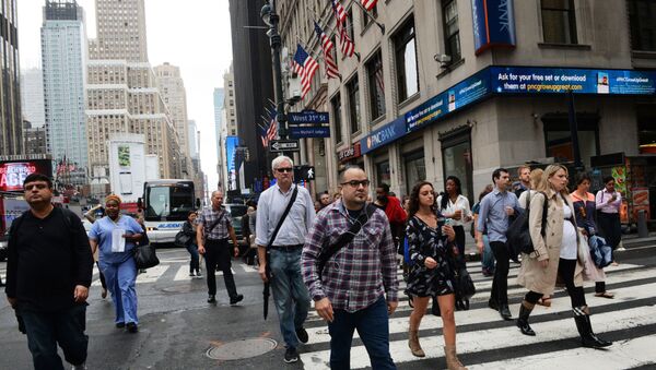 Пешеходы на 7-й авеню в Нью-Йорке. - Sputnik Узбекистан
