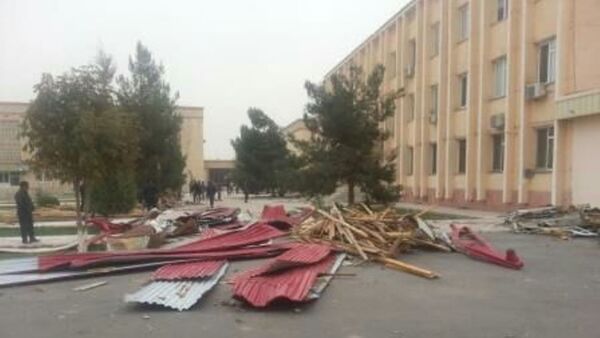 В Каттакурганском районе Самаркандской области сильным сорвало крышу здания хокимията - Sputnik Узбекистан