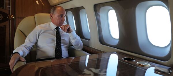 Президент РФ Владимир Путин на борту президентского самолета Президент РФ Владимир Путин на борту президентского самолета - Sputnik Узбекистан