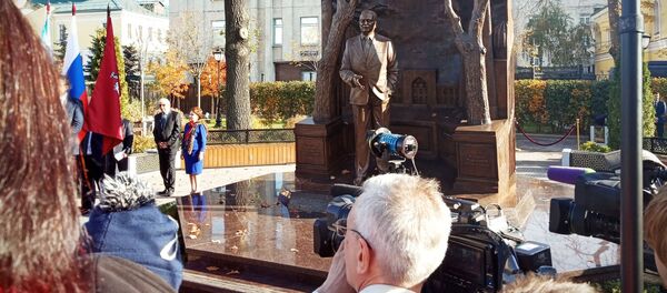 Церемония открытия памятника первому президенту Узбекистана Исламу Каримову в Москве Церемония открытия памятника первому президенту Узбекистана Исламу Каримову в Москве - Sputnik Ўзбекистон