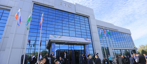 Здание Узэкспоцентра, где проходит первый российско-узбекский межрегиональный форум Здание Узэкспоцентра, где проходит первый российско-узбекский межрегиональный форум - Sputnik Узбекистан