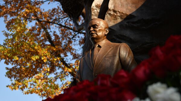 Памятник первому президенту Узбекистана И. Каримову в Москве  - Sputnik Ўзбекистон