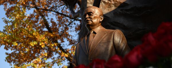 Памятник первому президенту Узбекистана И. Каримову открыли в Москве  - Sputnik Узбекистан