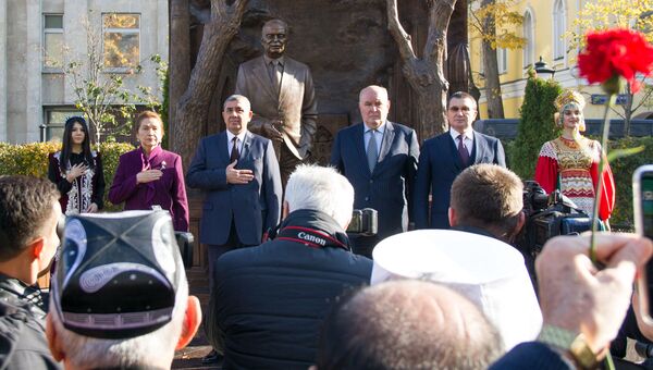 Открытие памятника Исламу Каримову в Москве - Sputnik Узбекистан