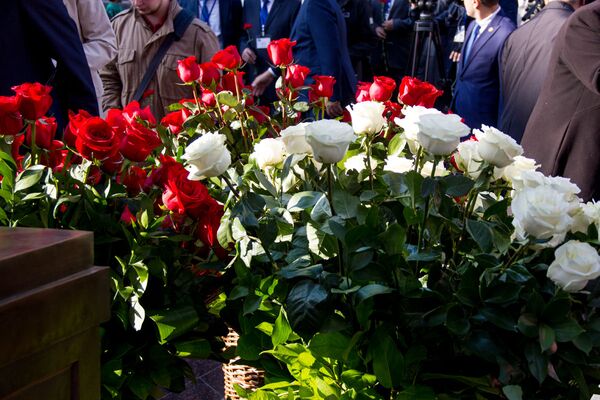 После торжественной церемонии к монументу возложили цветы.  - Sputnik Узбекистан