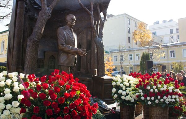 Памятник первому президенту Узбекистана Исламу Каримову открыли в Москве - Sputnik Узбекистан