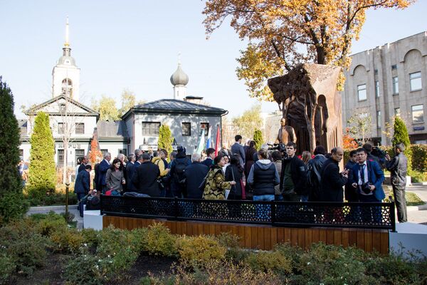 Монумент разместился в сквере имени первого президента недалеко от станции метро Полянка. - Sputnik Узбекистан
