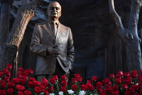Автор памятника президенту Исламу Каримову в Москве - британский скульптор Пол Дэй. - Sputnik Узбекистан
