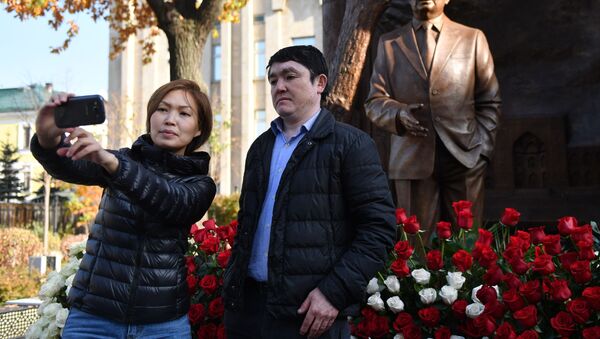 Pamatnik pervomu prezidentu Uzbekistana I. Karimovu otkrili v Moskve  - Sputnik O‘zbekiston