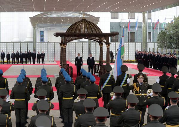 Президент РФ Владимир Путин и президент Узбекистана Шавкат Мирзиёев ( в центре справа) на церемонии официальной встречи в Ташкенте - Sputnik Узбекистан