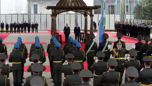 Президент РФ Владимир Путин и президент Узбекистана Шавкат Мирзиеев ( в центре справа) на церемонии официальной встречи в Ташкенте - Sputnik Ўзбекистон