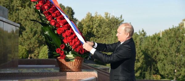 Владимир Путин посетил площадь Мустакиллик Владимир Путин посетил площадь Мустакиллик - Sputnik Ўзбекистон