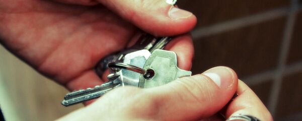 Ключи в руках. Иллюстративное фото Ключи в руках. Иллюстративное фото - Sputnik Ўзбекистон