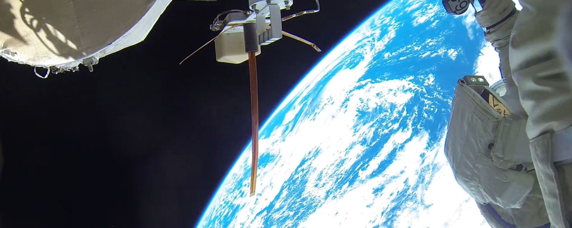 Роскосмос представил первые фотографии рекордного выхода в открытый космос космонавтов А. Мисуркина и А. Шкаплерова - Sputnik Ўзбекистон, 1920, 18.04.2021