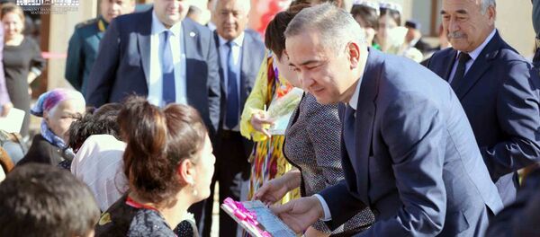 В махалле Иброхим ота Алмазарского района Ташкента вручили ключи от квартир В махалле Иброхим ота Алмазарского района Ташкента вручили ключи от квартир - Sputnik Узбекистан