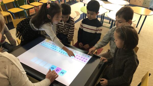 Узбекские дети тестируют интерактивные программы российского производства - Sputnik Узбекистан