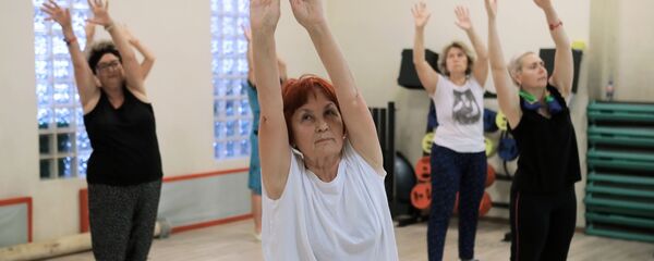 Занятие людей старшего возраста в фитнес-центре - Sputnik Узбекистан