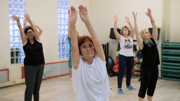 Занятие людей старшего возраста в фитнес-центре - Sputnik Узбекистан