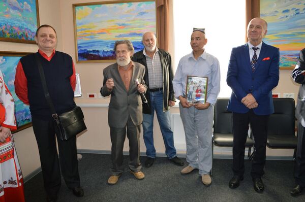 Узбекские цвета на берегах Невы: художника из Самарканда впечатлил Петербург Узбекские цвета на берегах Невы: художника из Самарканда впечатлил Петербург - Sputnik Узбекистан