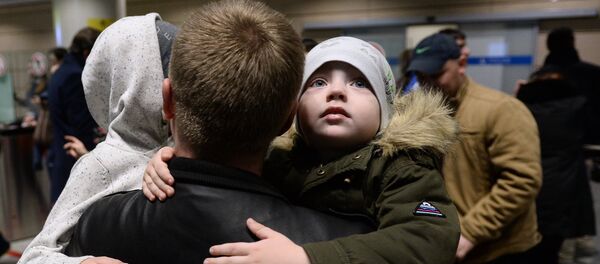 Туристы, прилетевшие из Египта, в аэропорту Домодедово - Sputnik Узбекистан