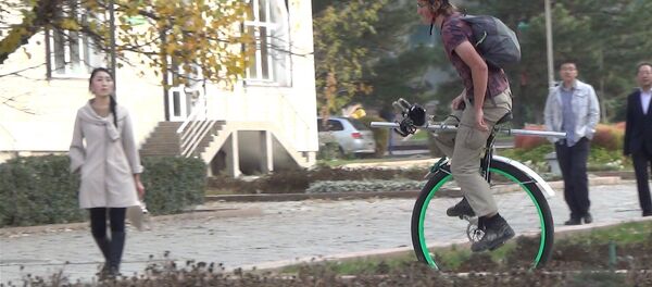 В Бишкек прибыл человек, пустившийся в кругосветку на одном колесе В Бишкек прибыл человек, пустившийся в кругосветку на одном колесе - Sputnik Узбекистан