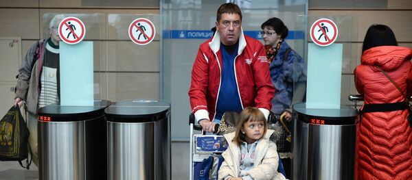 Туристы, прилетевшие из Египта, в аэропорту Домодедово Туристы, прилетевшие из Египта, в аэропорту Домодедово - Sputnik Узбекистан