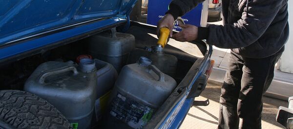 Ҳайдовчи бензин олмоқда Ҳайдовчи бензин олмоқда - Sputnik Ўзбекистон