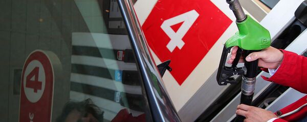 Avtovladeles zapravlyayet mashinu na odnoy iz avtozapravochnix stansiy Avtovladeles zapravlyayet mashinu na odnoy iz avtozapravochnix stansiy - Sputnik O‘zbekiston